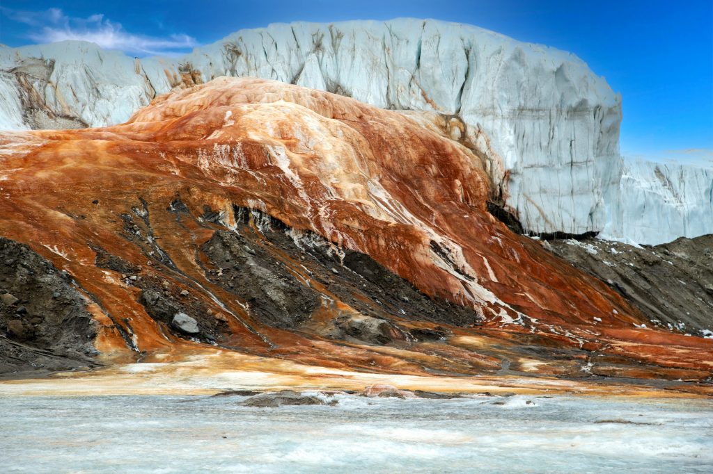 Cascate Color Rosso Sangue In