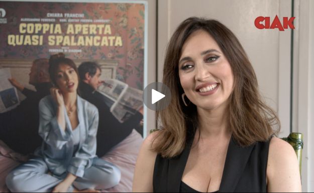 22COPPIA APERTA QUASI SPALANCAT 1