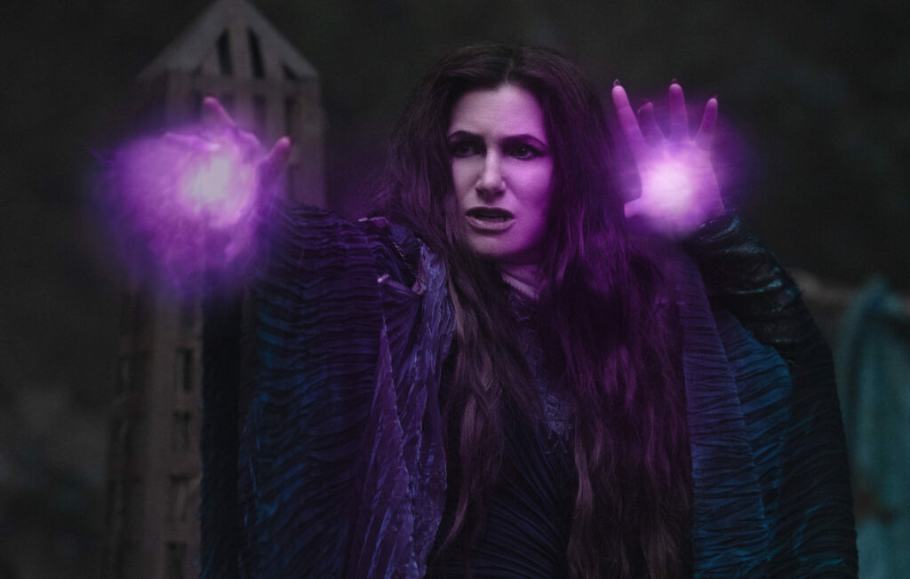 22AGATHA ALL ALONG22 DIETRO LE