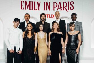 Il cast di 22Emily in Paris22 sb