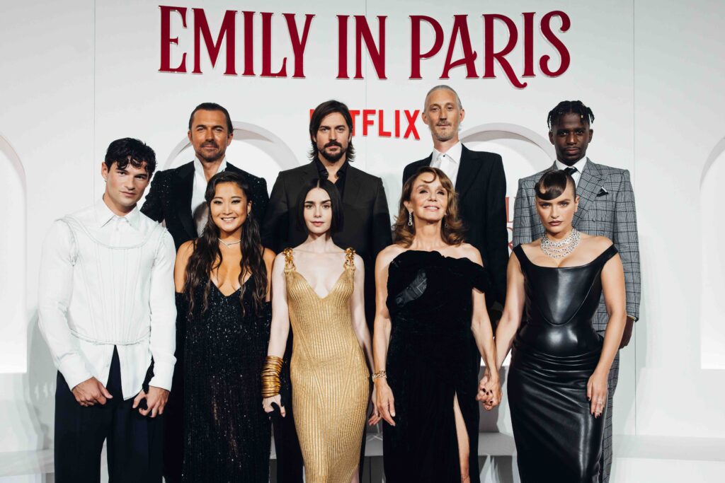 Il cast di 22Emily in Paris22 sb